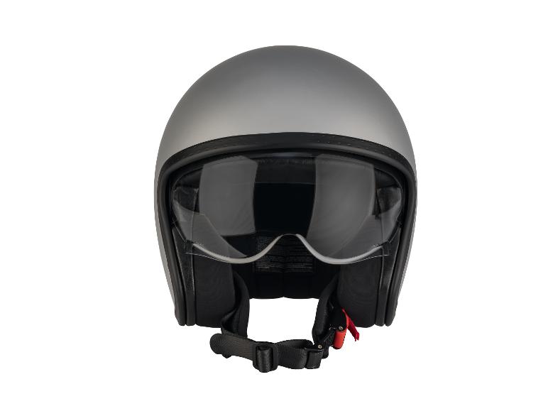 Srebrny kask motocyklowy z przezroczystym wizjerem.