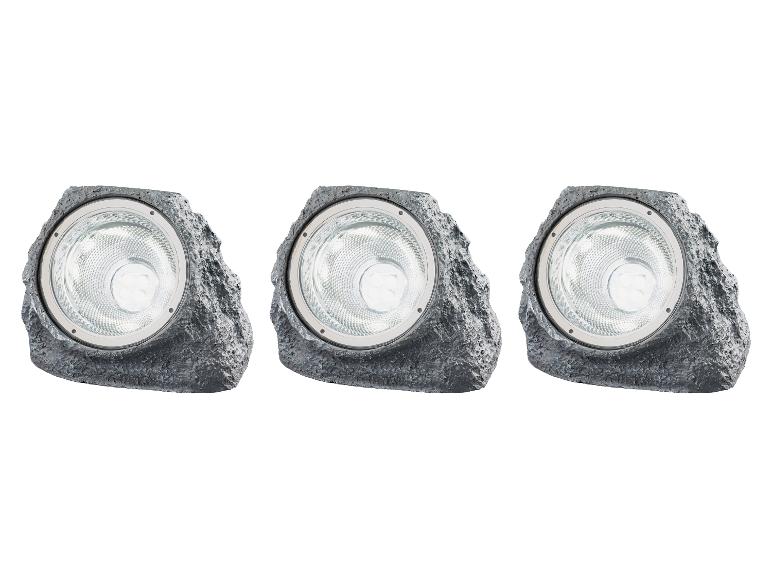 Trzy zewnętrzne lampy solarne w szarej stylistyce kamienia.