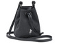 Czarna skórzana torebka z sznurkiem do ściągania.