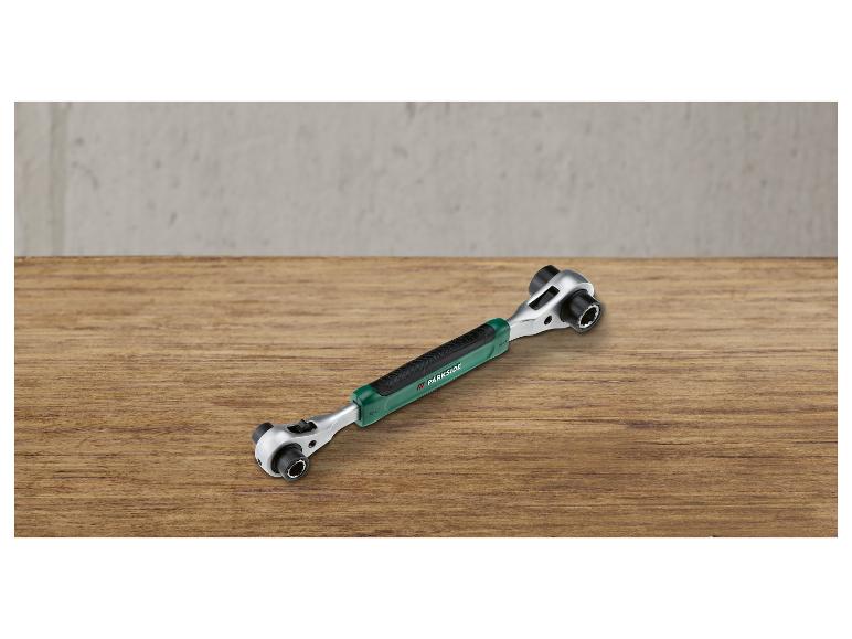 Klucz nasadkowy Parkside z wymiennymi końcówkami na drewnianym stole.