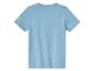 Jasnoniebieski t-shirt z krótkim rękawem.