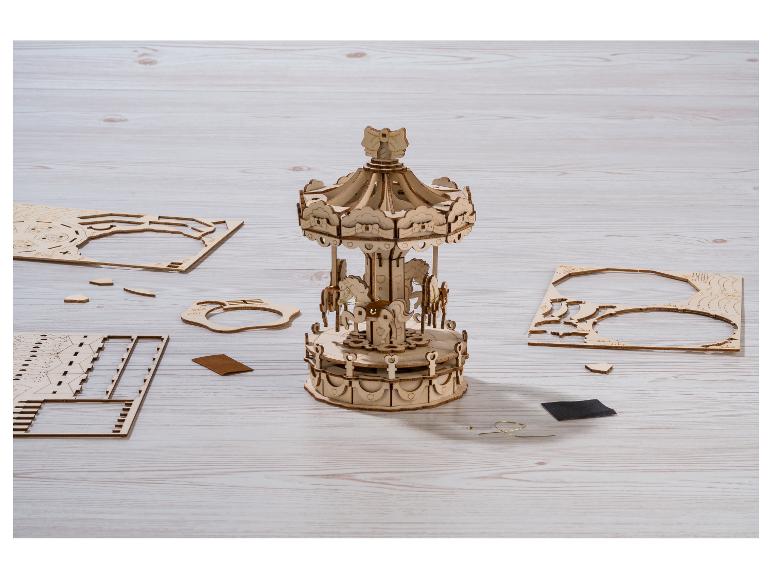 Złożona drewniana karuzela i elementy układanki na drewnianym stole.