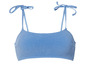 Jasnoniebieski top bikini z wiązanymi ramiączkami.