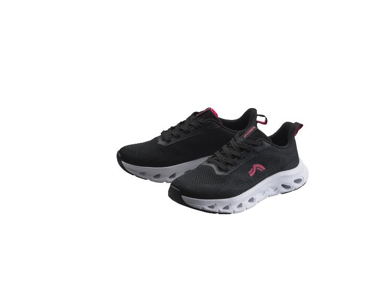 Para czarnych sneakersów z różowymi akcentami i białą podeszwą.