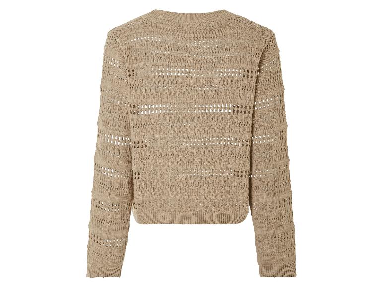 Beżowy sweter z dzianiny z ażurowym wzorem.