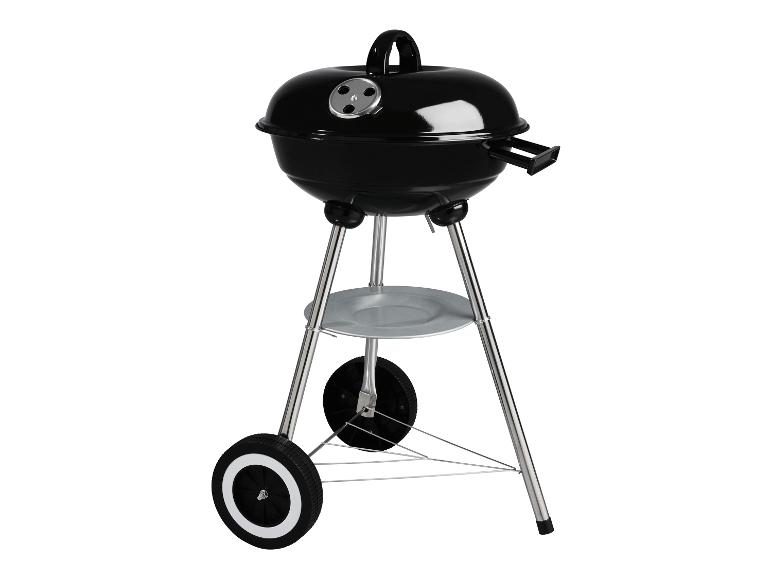 Czarny grill kulisty na kółkach ze srebrną tacką na popiół