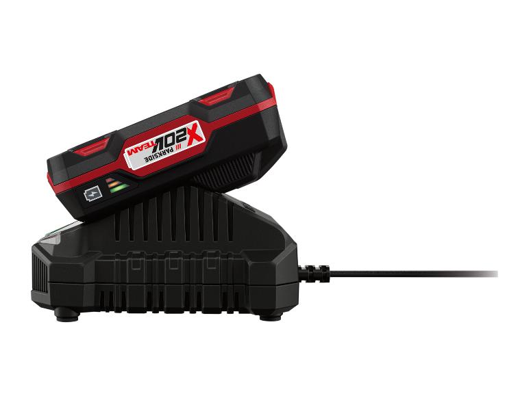 Bateria Parkside X 20V Team ładowana na czarnej ładowarce.