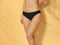Kobieta w czarnych bikini.