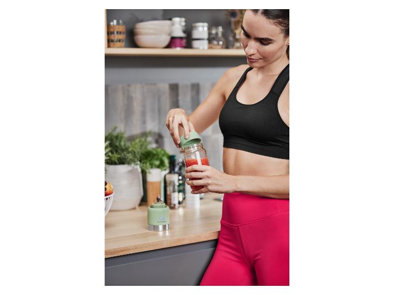 Kobieta w sportowym stroju używa blendera Silvercrest do robienia smoothie.