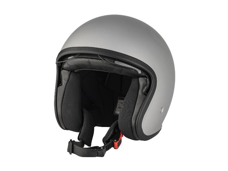 Szary kask motocyklowy z czarnym wizjerem i paskiem pod brodę.