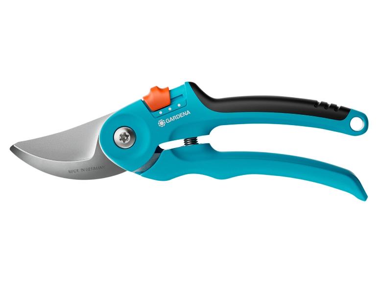 Sekator GARDENA turkusowo-czarny z metalowymi ostrzami, wyprodukowany w Niemczech.