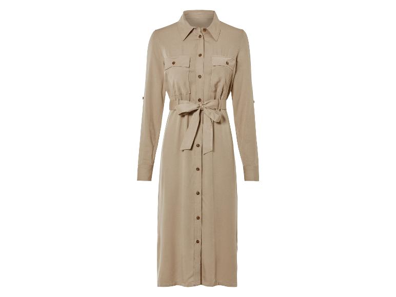 Beżowa sukienka z guzikami, paskiem i długimi rękawami.