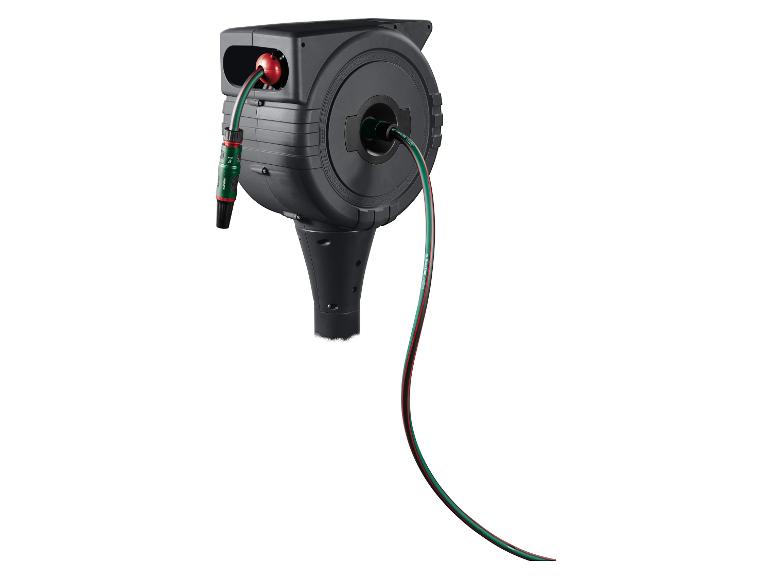 Ciemnoszary automatyczny zwijacz węża ogrodowego z zielono-czerwonym wężem.