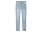 Jasnoniebieskie jeansy skinny z rozcięciami na dole.