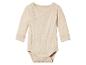 Beżowy śpioszek dla niemowląt z długimi rękawami.