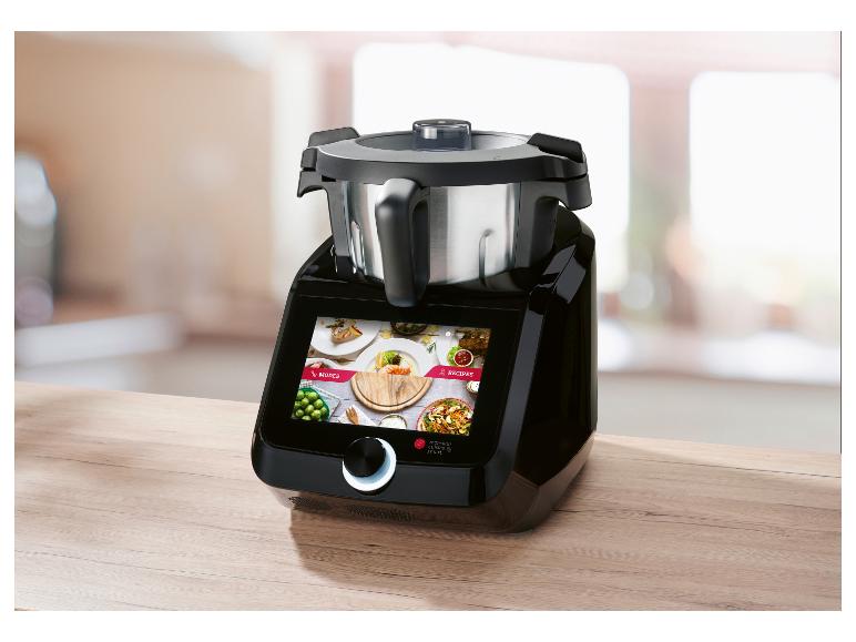 Czarny robot kuchenny z ekranem dotykowym wyświetlającym tryby i przepisy, na drewnianym blacie.