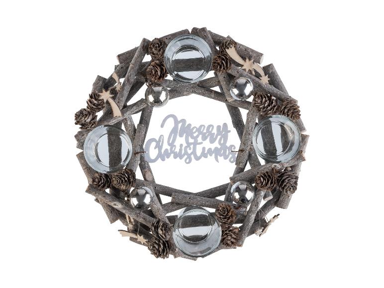 Drewniany wieniec bożonarodzeniowy z szyszkami, bombkami i świecznikami.
