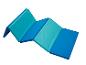 Składana mata gimnastyczna w odcieniach niebieskiego i turkusu.