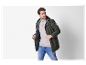Model prezentuje oliwkowozieloną kurtkę.