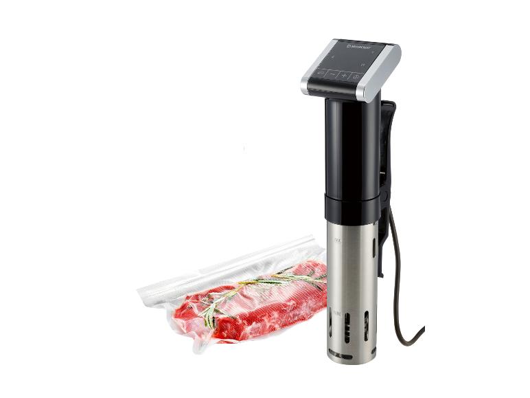 Urządzenie sous vide z pakowanym próżniowo mięsem i rozmarynem