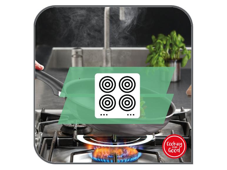 Patelnia na kuchence gazowej z ikoną płyty grzewczej i napisem „Cooking for Good”.