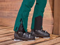 Spodnie narciarskie i czarne buty narciarskie.