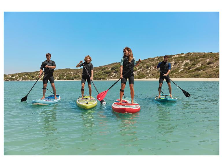 Osoby uprawiające paddleboarding na nadmuchiwanych deskach SUP.