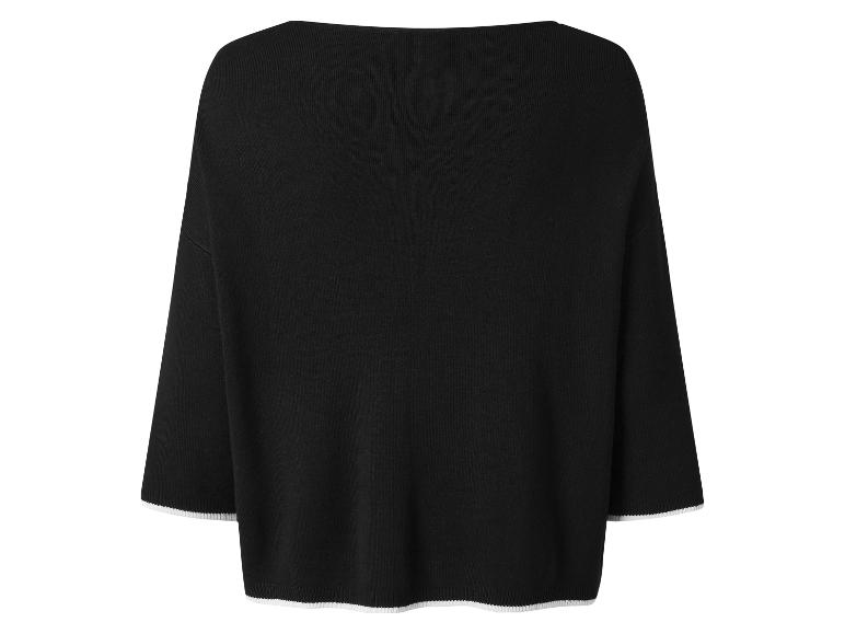 Czarny sweter z trzema czwartymi rękawów i białymi detalami.