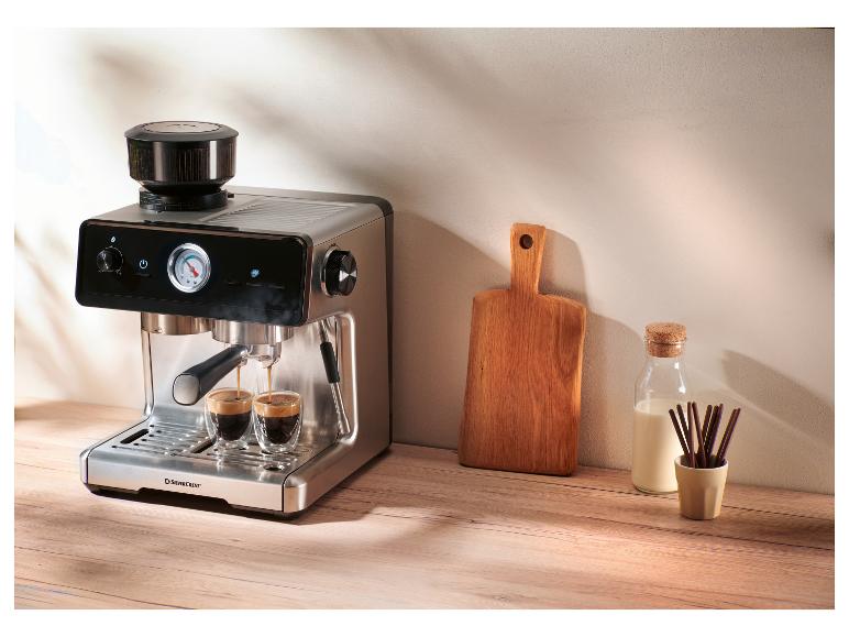 Ekspres do kawy z wbudowanym młynkiem przygotowujący dwie kawy, obok butelki mleka i deski do krojenia.