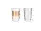 Dwie szklanki latte macchiato: jedna pełna, druga pusta.