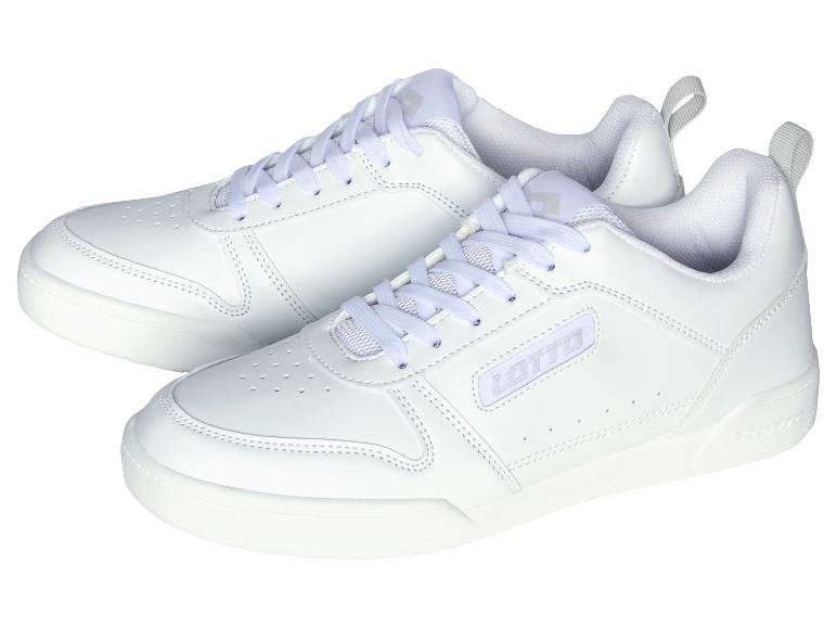 Para białych sneakersów z białymi sznurówkami, na białym tle.