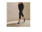 Czarne legginsy i buty sportowe dla kobiet.