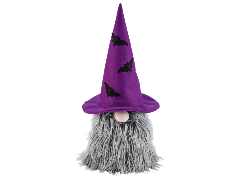 Gnom halloweenowy z fioletowym kapeluszem czarownicy i nietoperzami, siwą brodą i nosem.