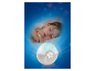 Śpiące dziecko koło łagodnej lampki nocnej z gwiazdkami.