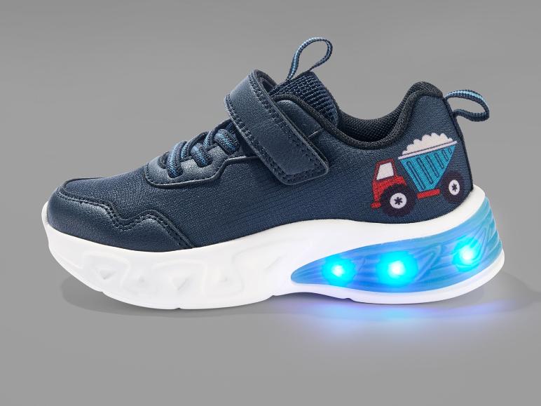 Niebieskie buty sportowe z światełkami i obrazkiem ciężarówki.