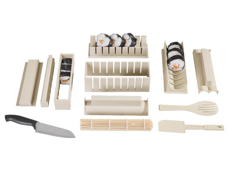 Zestaw do robienia sushi z foremkami, matą bambusową, nożem i przyborami, z gotowymi kawałkami sushi.