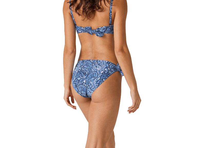 Niebieski bikini z wzorem paisley: top i dół wiązane.