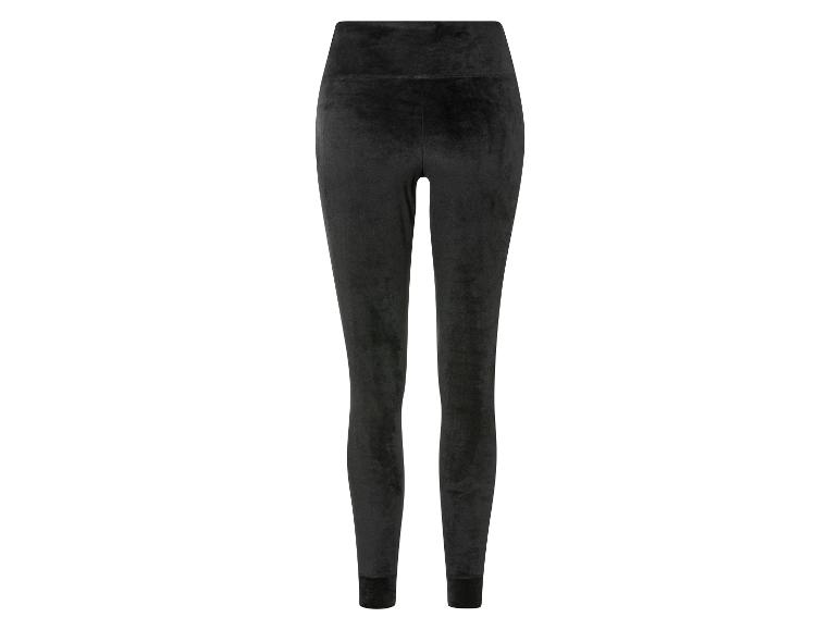 Czarne, aksamitne legginsy.