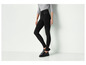 Czarne legginsy z wysokim stanem i czarne loafersy.