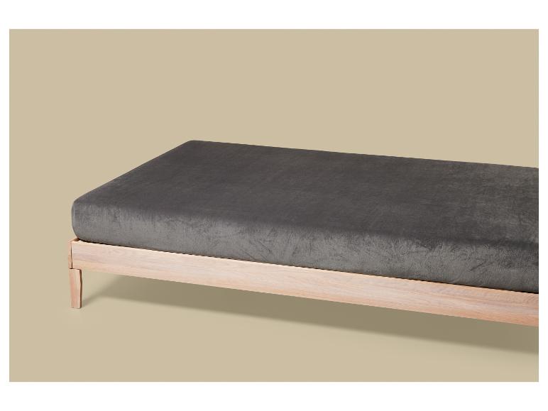 Drewniana ławka z szarym tapicerowanym siedziskiem, na beżowym tle.