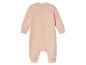 Różowy kombinezon dla niemowląt z długimi rękawami.