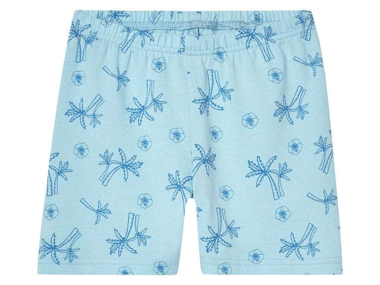 Jasnoniebieskie spodenki dziecięce w deseń palm i kwiatów.