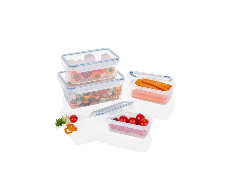 Trzy plastikowe pojemniki z sałatą, marchewką i pomidorkami cherry.