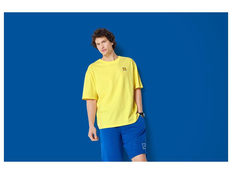 Mężczyzna w żółtej koszulce i niebieskich szortach z logo Lidl.