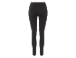 Czarne legginsy.