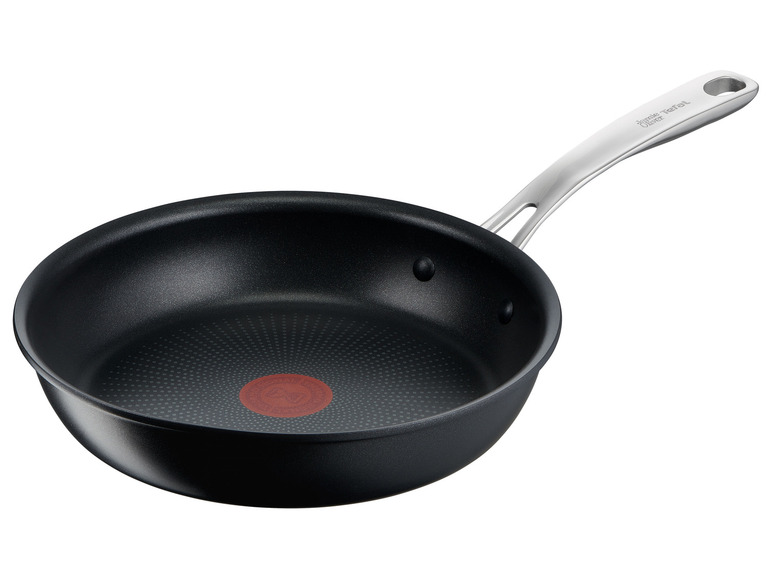 Czarna patelnia z szerokim dnem i srebrną rączką, marki Jamie Oliver Tefal.