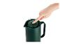 Zielony dzbanek z uchwytem i otwieraną pokrywką.