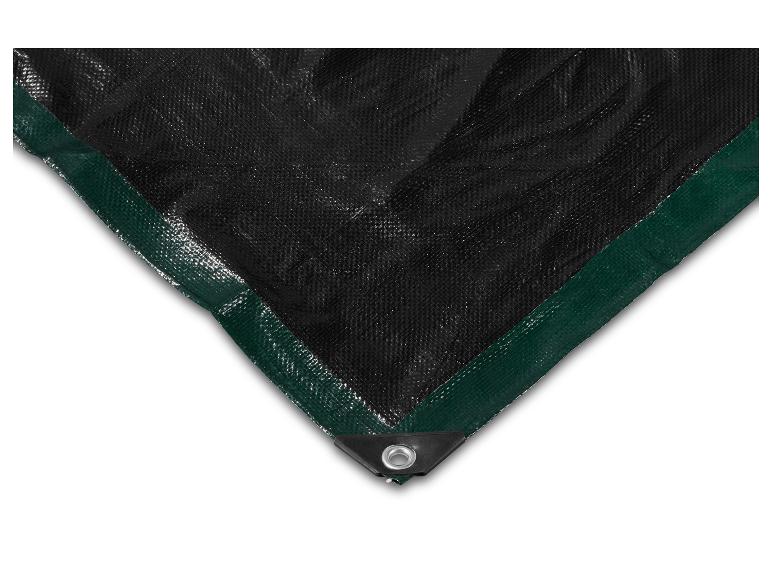 Czarna plandeka z zielonymi krawędziami i metalowym oczkiem w rogu
