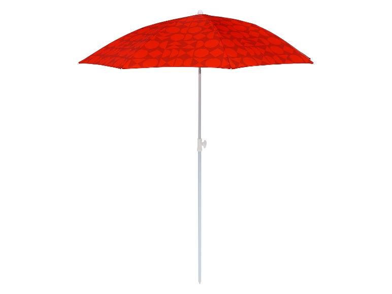 Czerwony parasol plażowy z geometrycznym wzorem na białym tle.