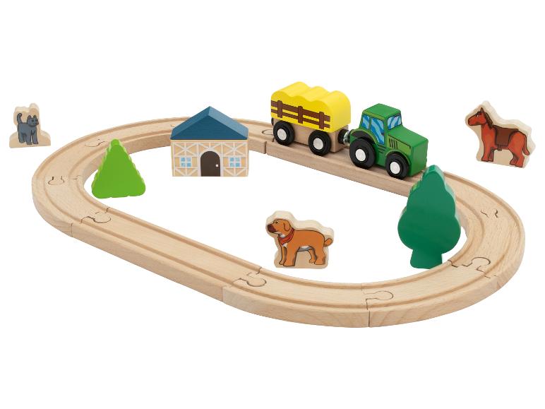 Drewniany zestaw zabawek o tematyce wiejskiej, traktor, wagon, zwierzęta i tory.